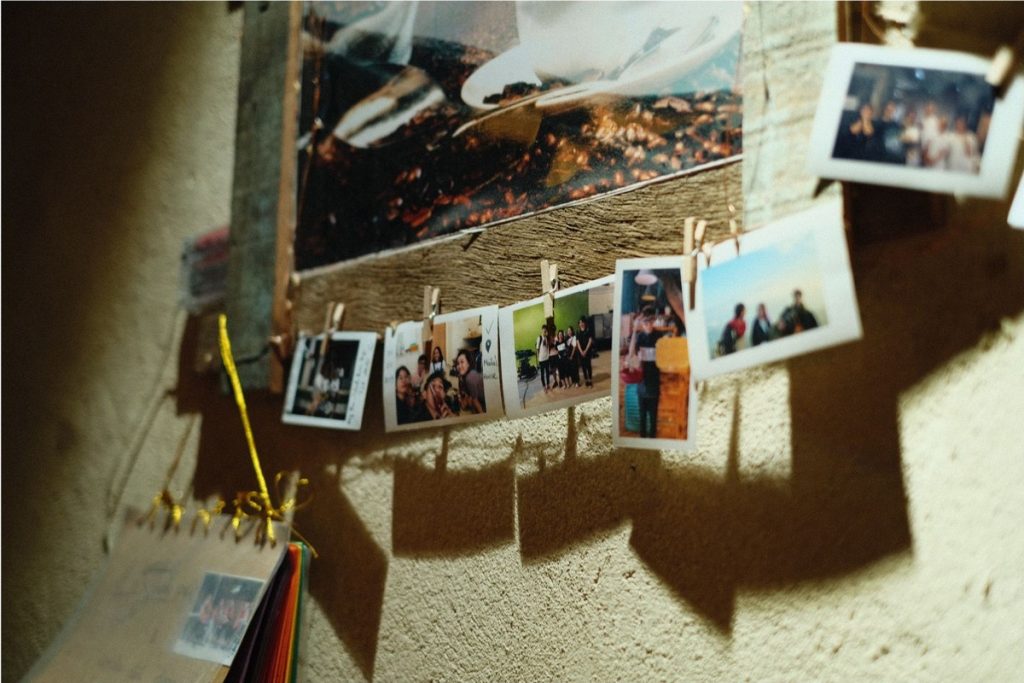 Zdjęcia powieszone na ścianie 
