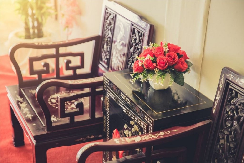 Dekoracyjne krzesła w stylu orientalnym 