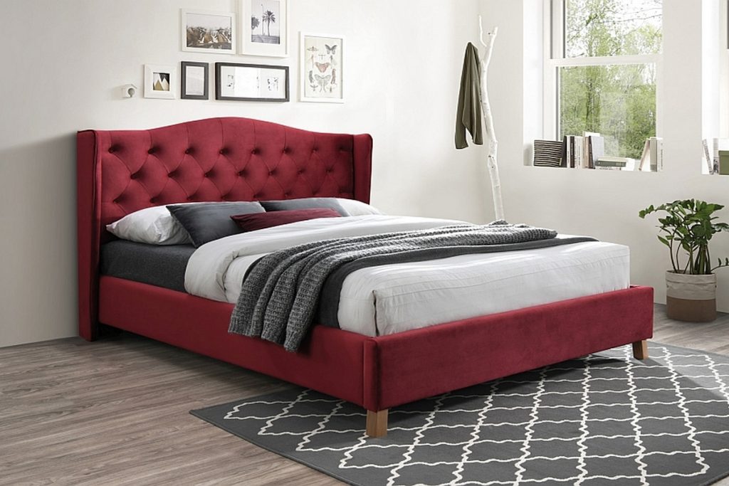 Tapicerowane łóżko w kolorze magenta 