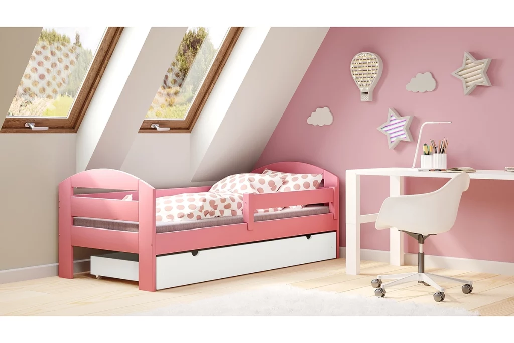 Pokój z różową ścianą w aranżacji z łóżkiem drewnianym Wiola
