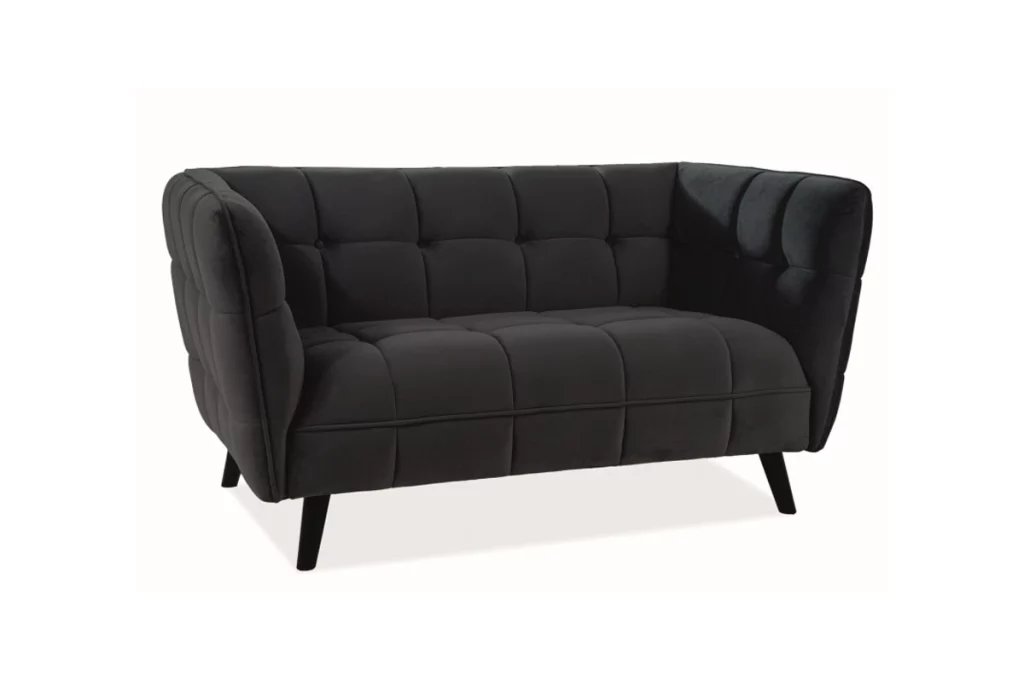 czarna sofa w salonie