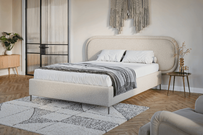 Beżowe łóżko na wysokich nóżkach w sypialni w stylu boho