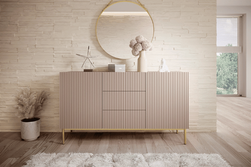 Różowa komoda z ryflowanymi frontami w stylu glamour