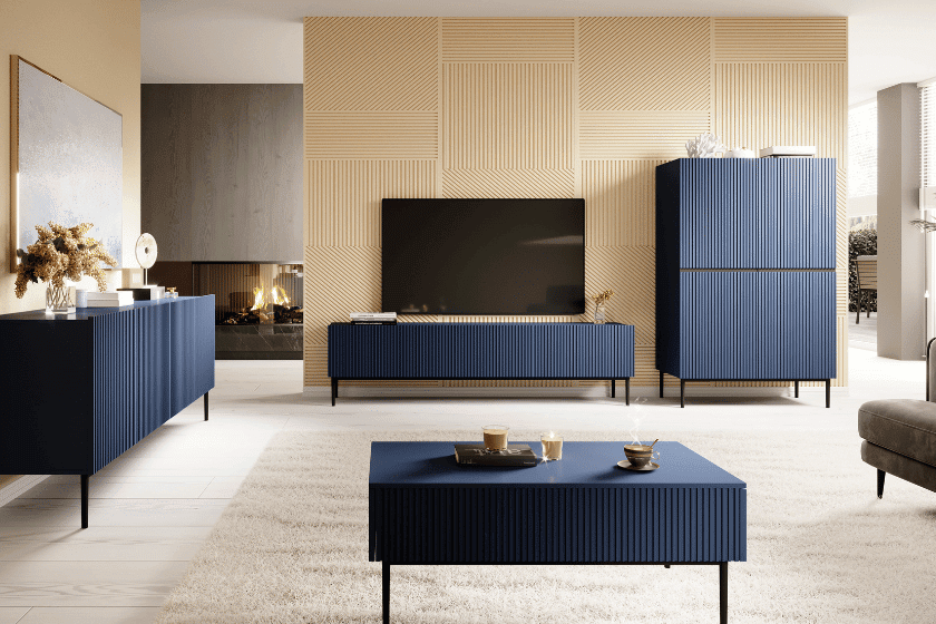 Inspiracje na urządzenie dużego salonu w kolorze granatu w stylu modern classic