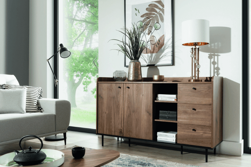 Drewniana komoda z dekoracjami i lampą w eleganckim salonie urządzonym w klasycznym stylu