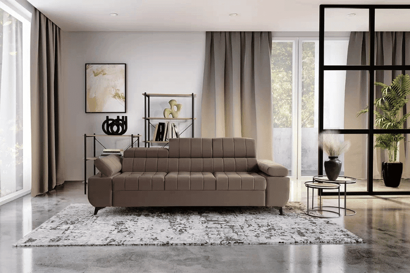 Brązowa sofa w nowoczesnym salonie z minimalistycznym regałem i dekoracjami w odcieniach beżu i czerni