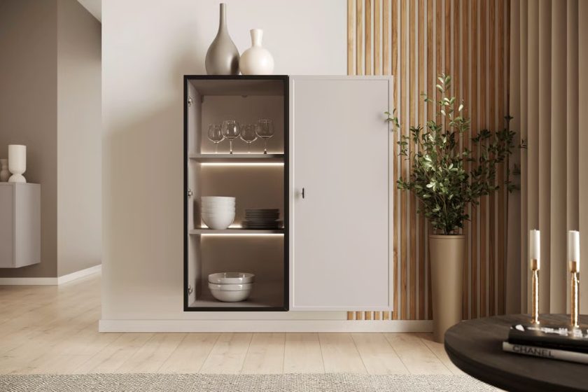 Nowoczesna wisząca witryna kuchenna z oświetleniem LED, wypełniona szkłem i ceramiką w eleganckim wnętrzu