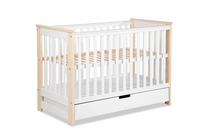 Drewniane łóżeczko dla niemowlaka z szufladą i barierką Iwo - biały/sosna, 120x60