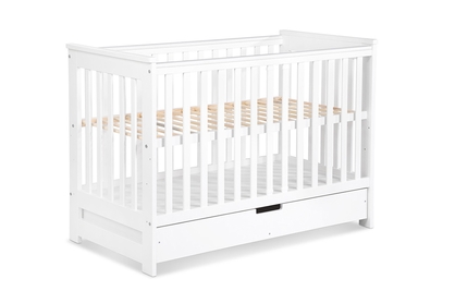 Drewniane łóżeczko dla niemowlaka z szufladą i barierką Iwo - biały, 120x60