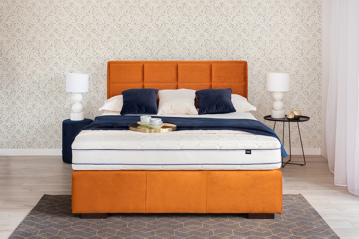 Łóżko tapicerowane sypialniane ze stelażem Menir - 160x200, nogi wenge pomarańczowe łóżko sypialniane Menir z wysokim wezgłowiem 