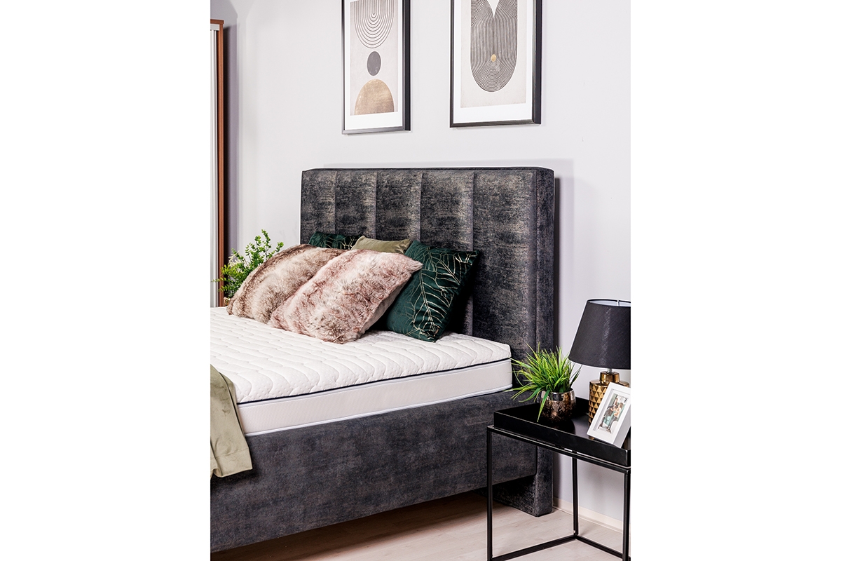 Tapicerowane łóżko sypialniane ze stelażem Klabi - 160x200, nogi złote wysokie wezgłowie w łóżku tapicerowanym 