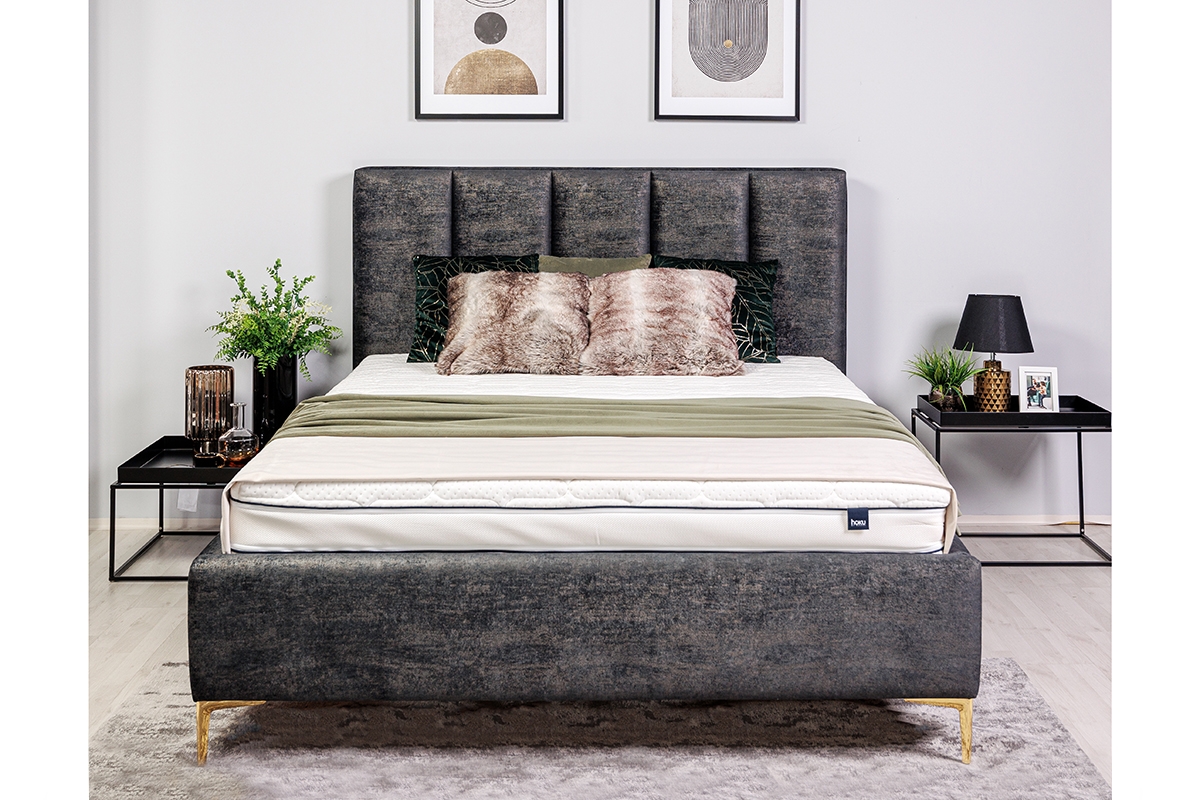 Tapicerowane łóżko sypialniane z pojemnikiem Klabi - 160x200, nogi złote łóżko do sypialni pod które wjedzie robot sprzątający 