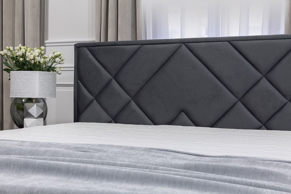 Łóżko tapicerowane sypialniane z pojemnikiem Simen - 140x200  szare wezgłowie Simen z przeszyciami 