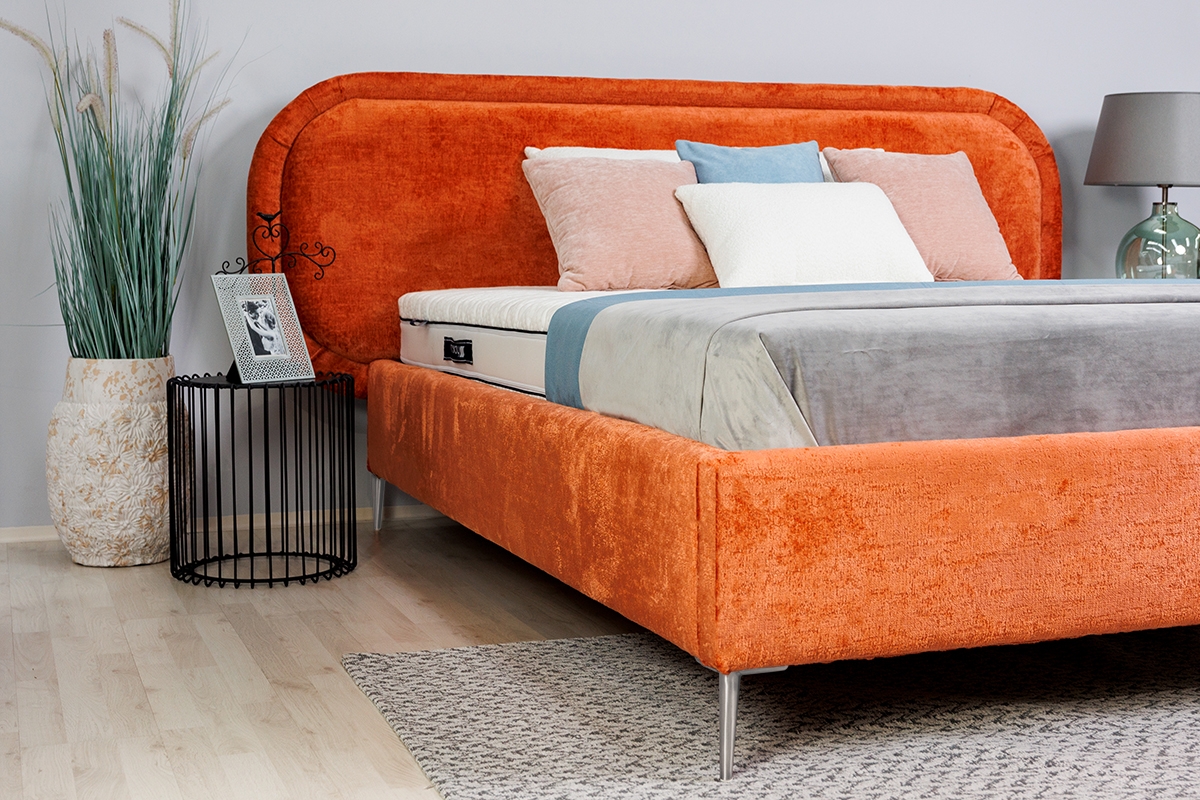 Łóżko tapicerowane sypialniane ze stelażem Delmi - 180x200, nogi chrom łóżko Dalmi w odcieniach koloru pomarańczowego