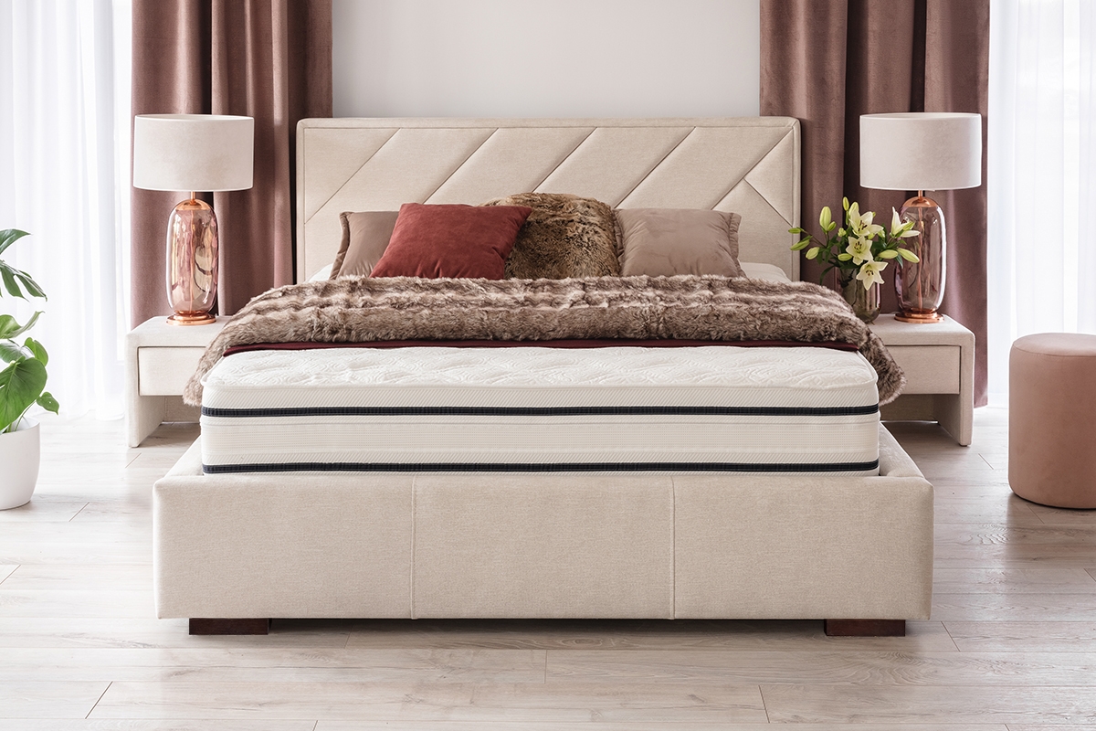 Łóżko tapicerowane sypialniane z pojemnikiem Tiade - 160x200 łóżko z wysokim, miękkim wezgłowiem Tiade 