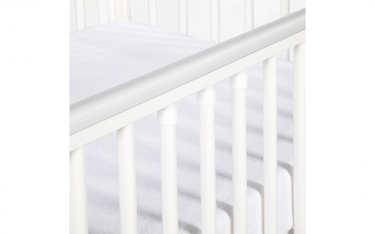 Drewniane łóżeczko dla niemowlaka z szufladą i barierką Timi - biały, 120x60 łóżeczko z silikonowymi nakładkami 