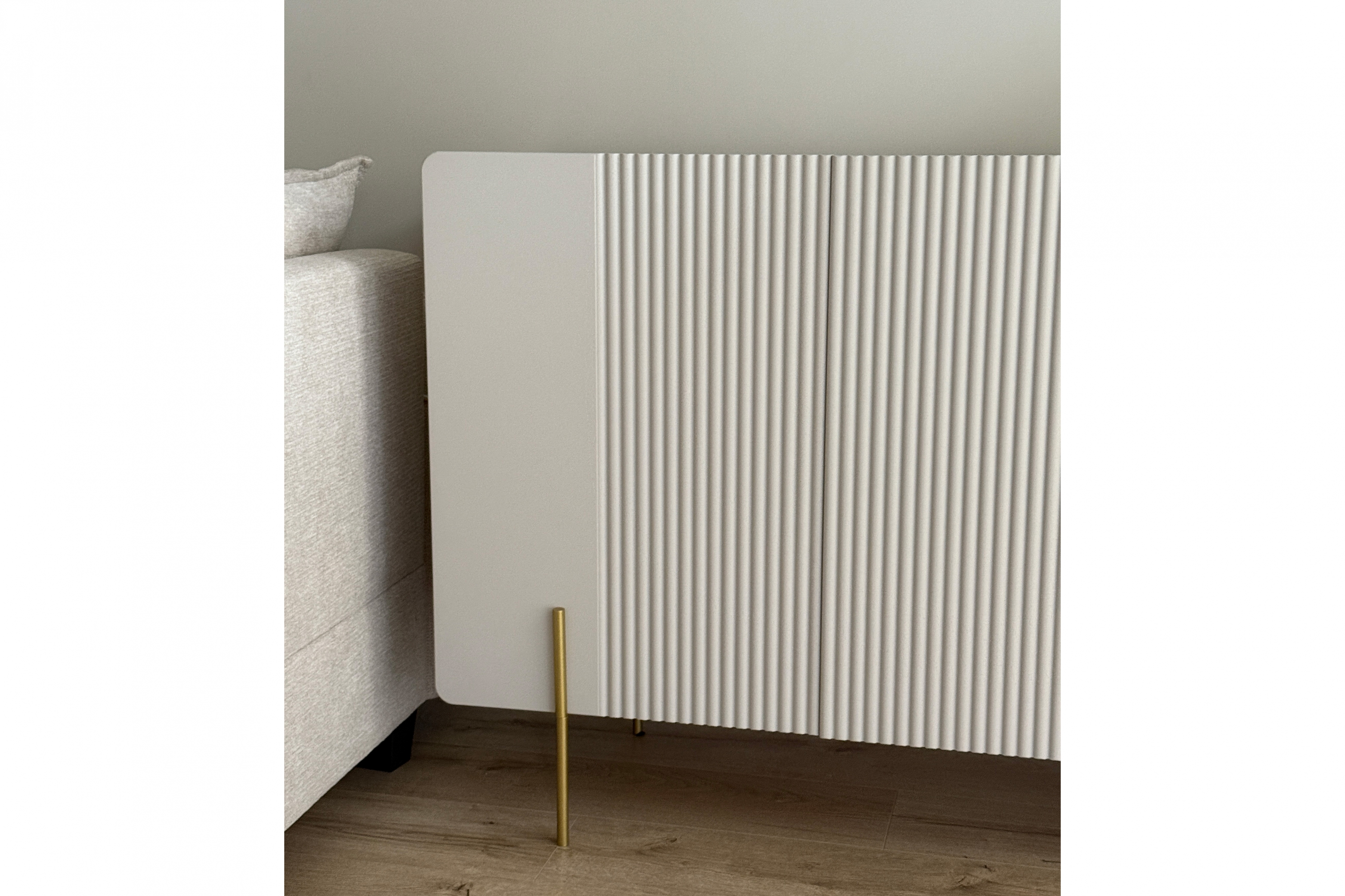 Komoda Malmi 150 cm trzydrzwiowa - kaszmir / złote nóżki - Wyprzedaż ekspozycji