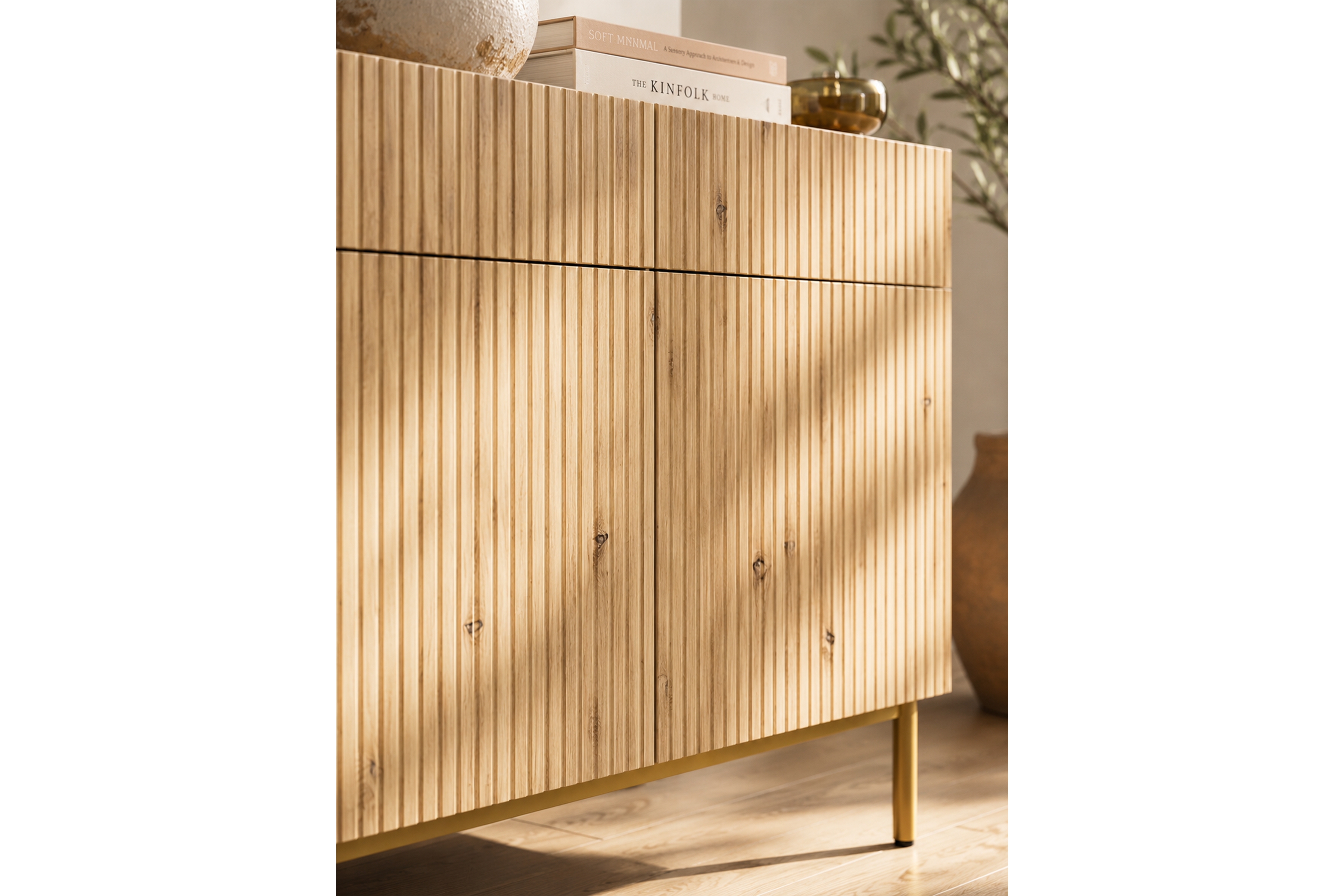 Komoda czterodrzwiowa Nicole 200 cm z szufladami - biały / dąb artisan / złote nóżki