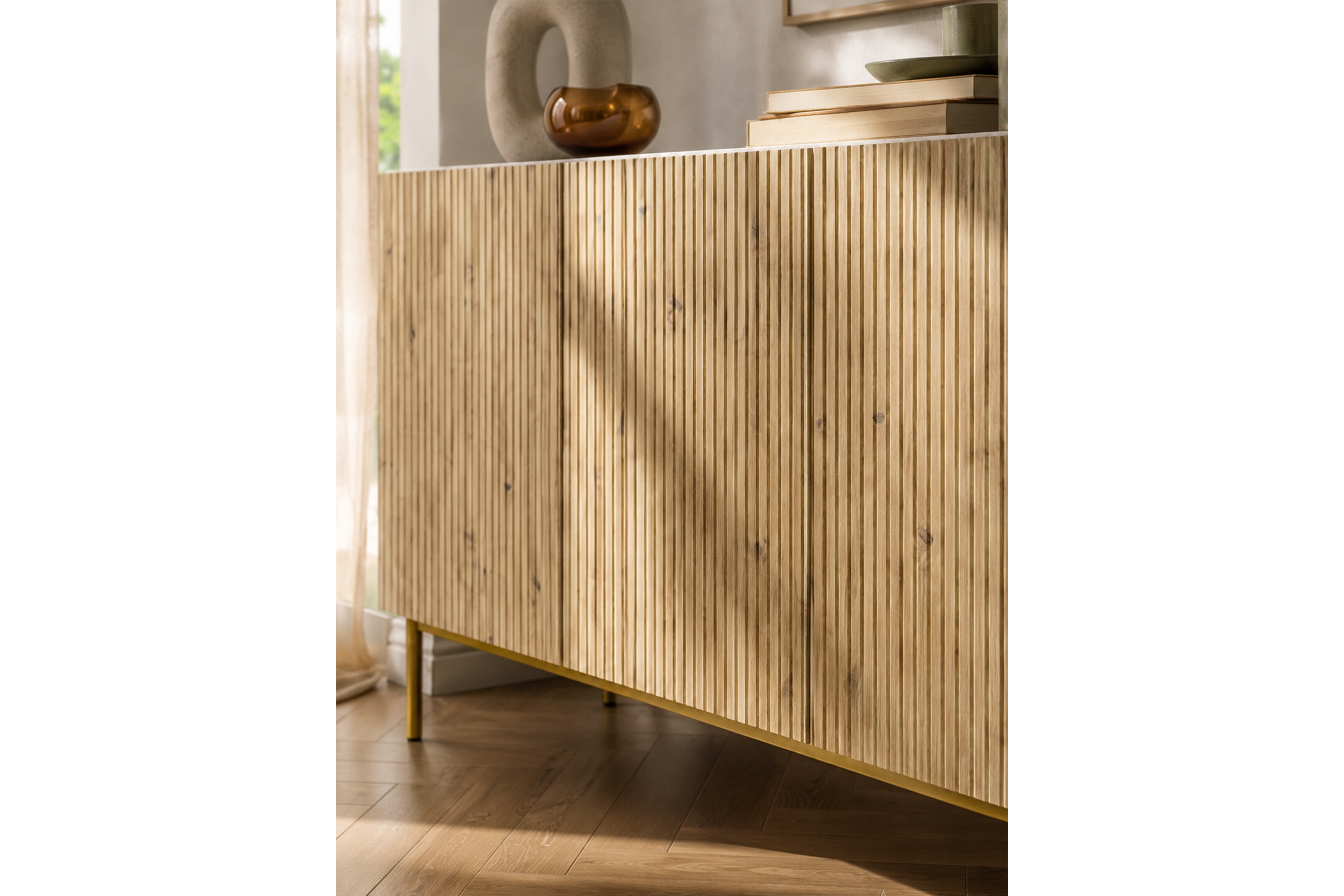 Komoda Nicole 200 cm czterodrzwiowa - biały / dąb artisan / złote nóżki