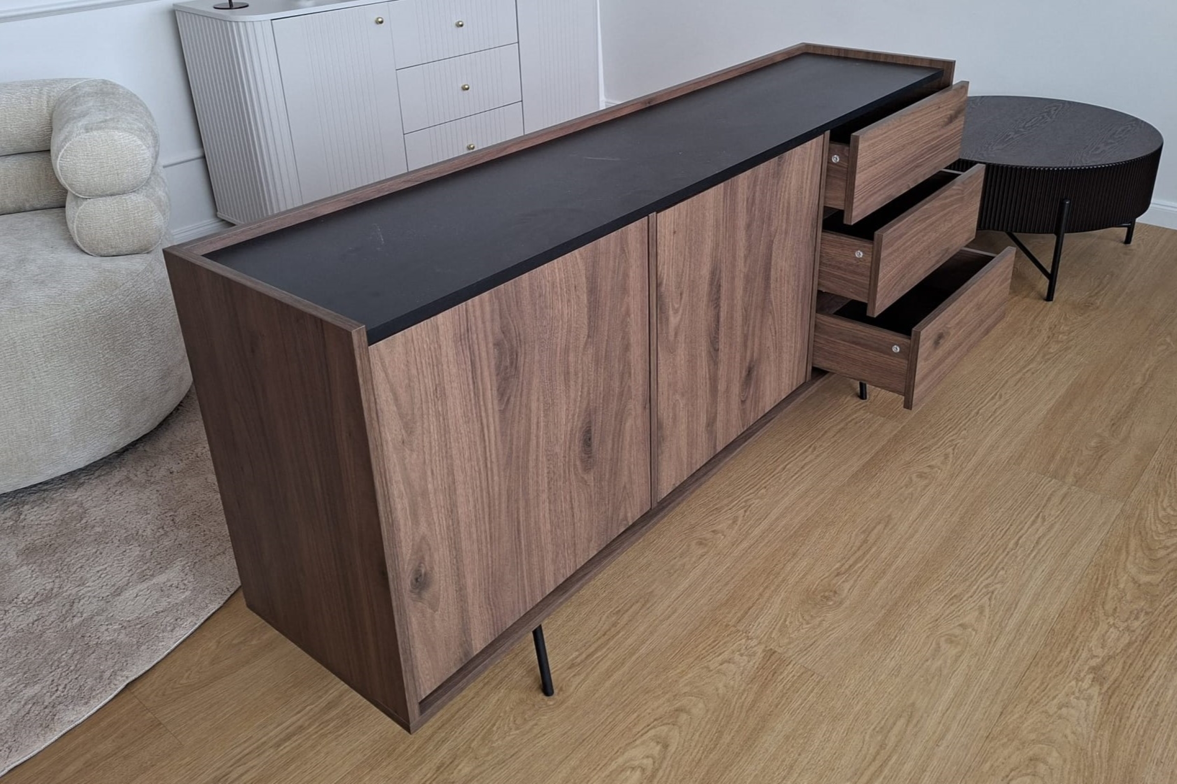 Komoda Zenar 170 cm z szufladami - orzech elegant / czarny - Wyprzedaż ekspozycji