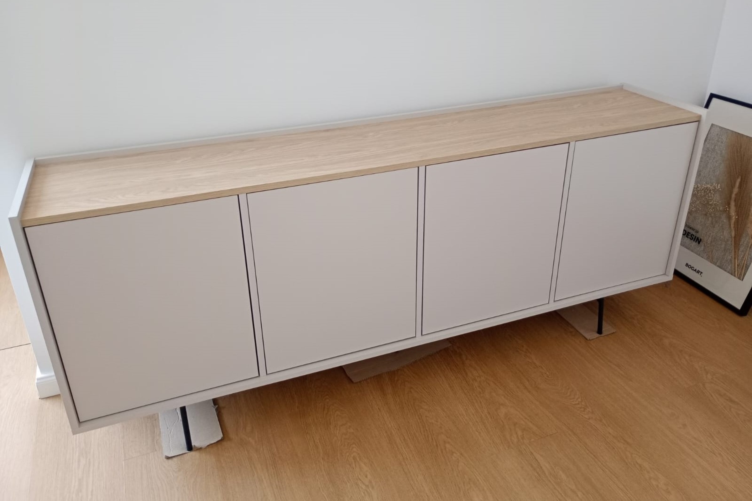 Komoda Zenar 200 cm czterodrzwiowa - kaszmir / dąb olejowany - Wyprzedaż ekspozycji