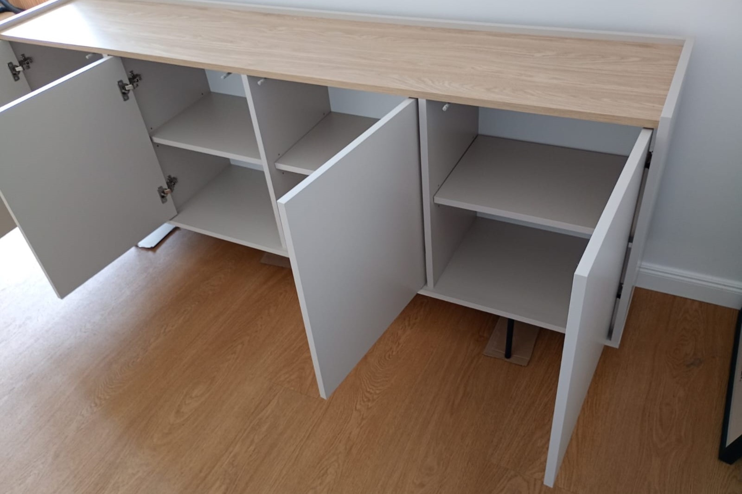 Komoda Zenar 200 cm czterodrzwiowa - kaszmir / dąb olejowany - Wyprzedaż ekspozycji