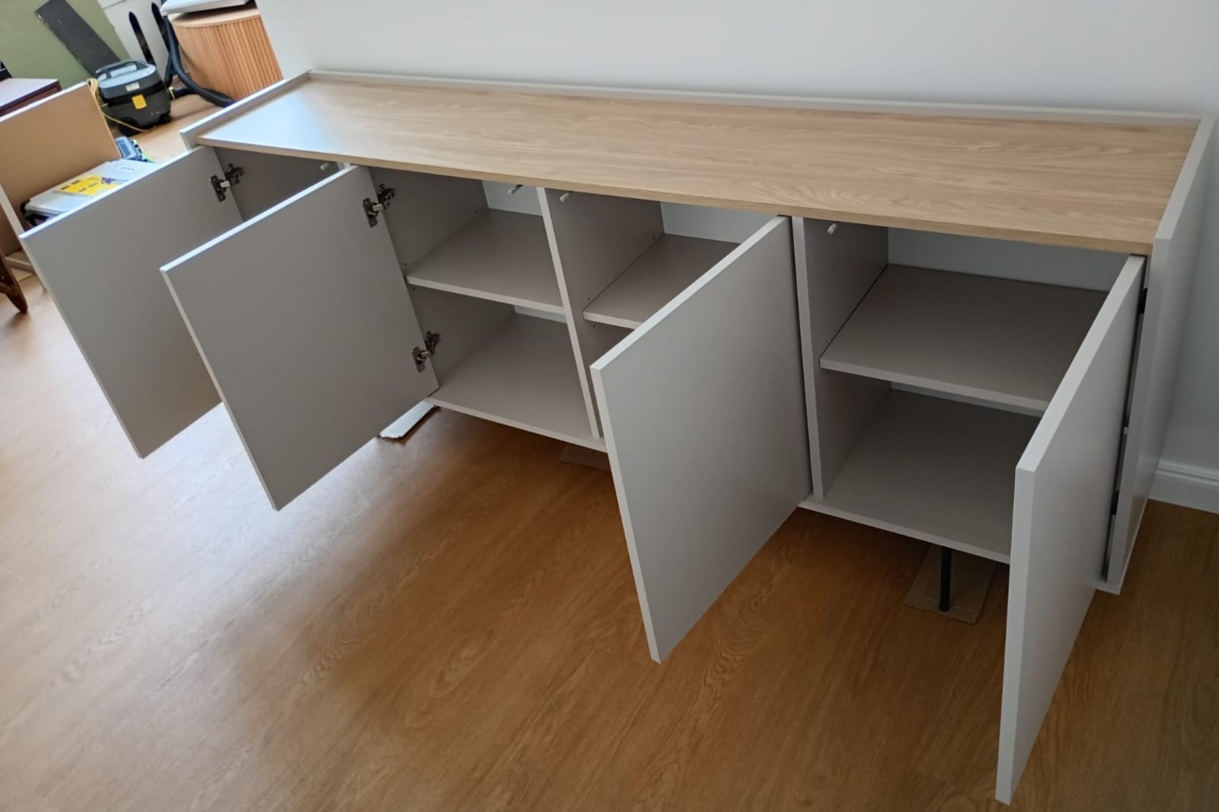Komoda Zenar 200 cm czterodrzwiowa - kaszmir / dąb olejowany - Wyprzedaż ekspozycji