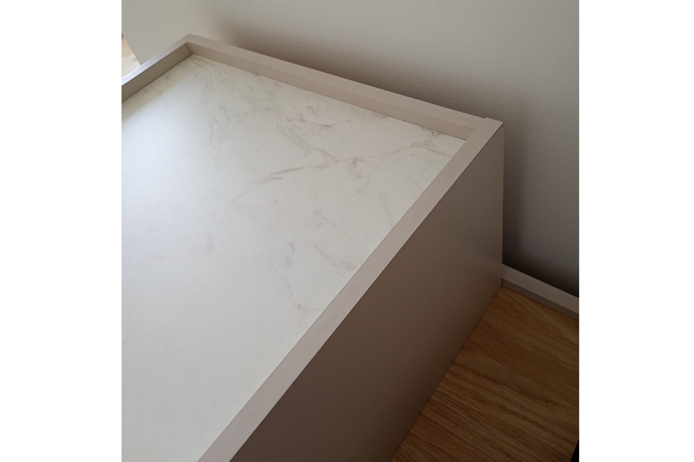 Szafka nocna Malmi 45 cm wisząca z szufladą - kaszmir / crema bianca / złoty - Wyprzedaż ekspozycji