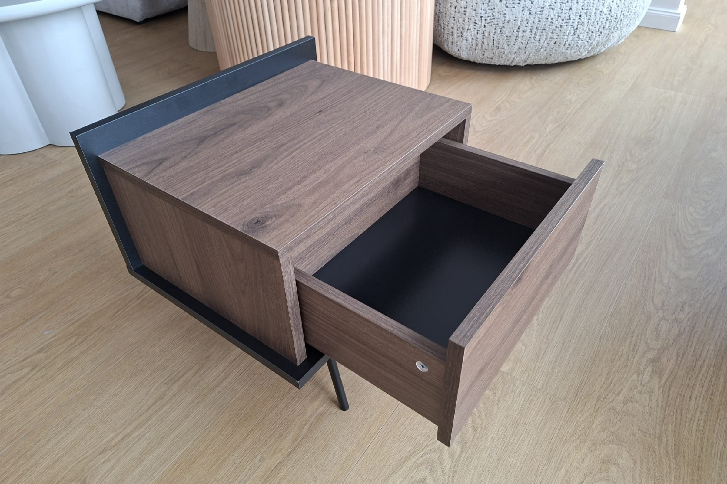 Szafka nocna Zenar z szufladą 50 cm - orzech elegant / czarny - Wyprzedaż ekspozycji