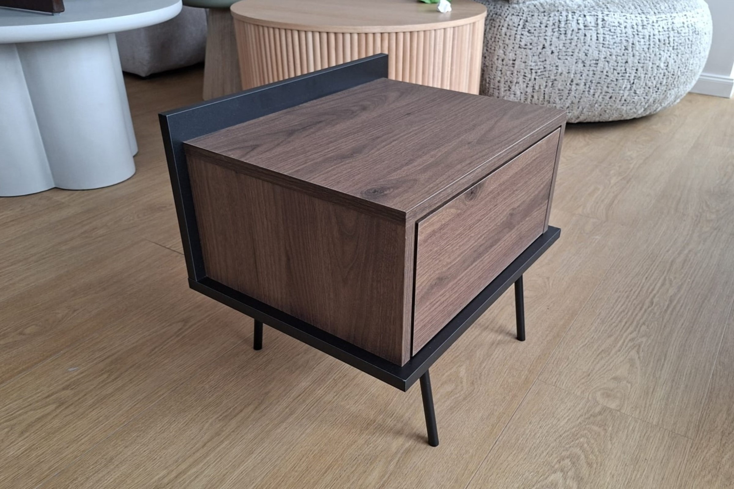 Szafka nocna Zenar z szufladą 50 cm - orzech elegant / czarny - Wyprzedaż ekspozycji