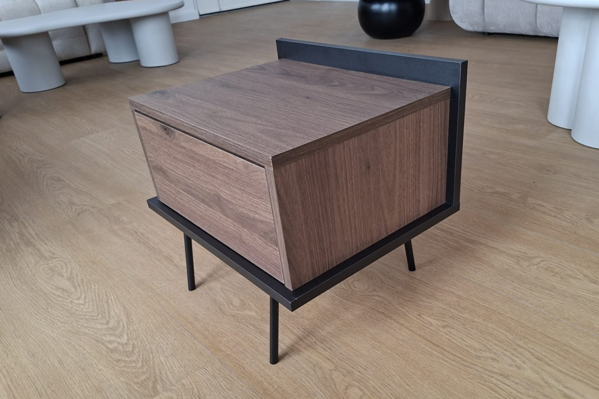 Szafka nocna Zenar z szufladą 50 cm - orzech elegant / czarny - Wyprzedaż ekspozycji