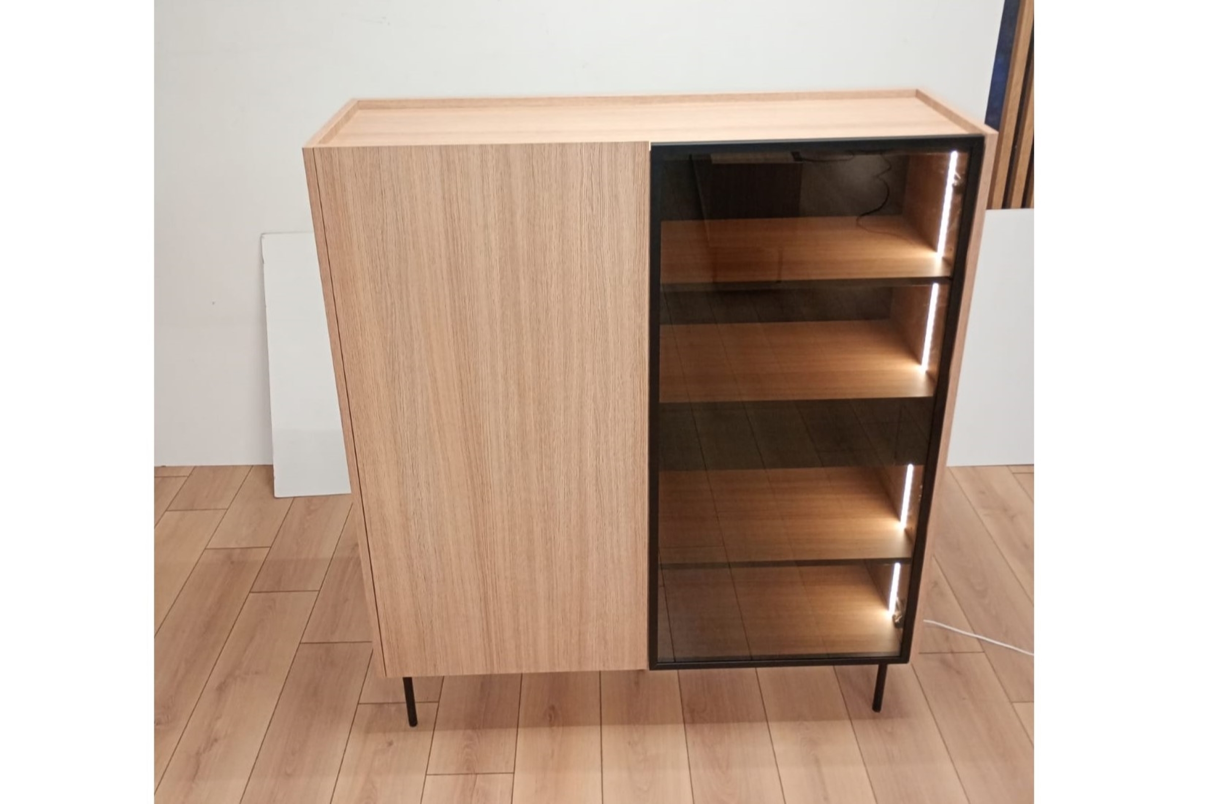 Witryna Dunari 120 cm dwudrzwiowa z ukrytymi szufladami - dąb sławonia - Wyprzedaż ekspozycji