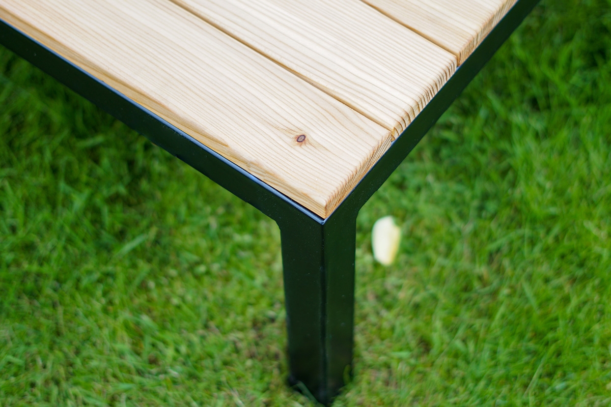 Zestaw mebli ogrodowych w nieprzemakalnej tkaninie Hooly ze stolikiem z litego drewna - beż Garden 2849 / bezbarwny drewniany stolik na czarnych nogach