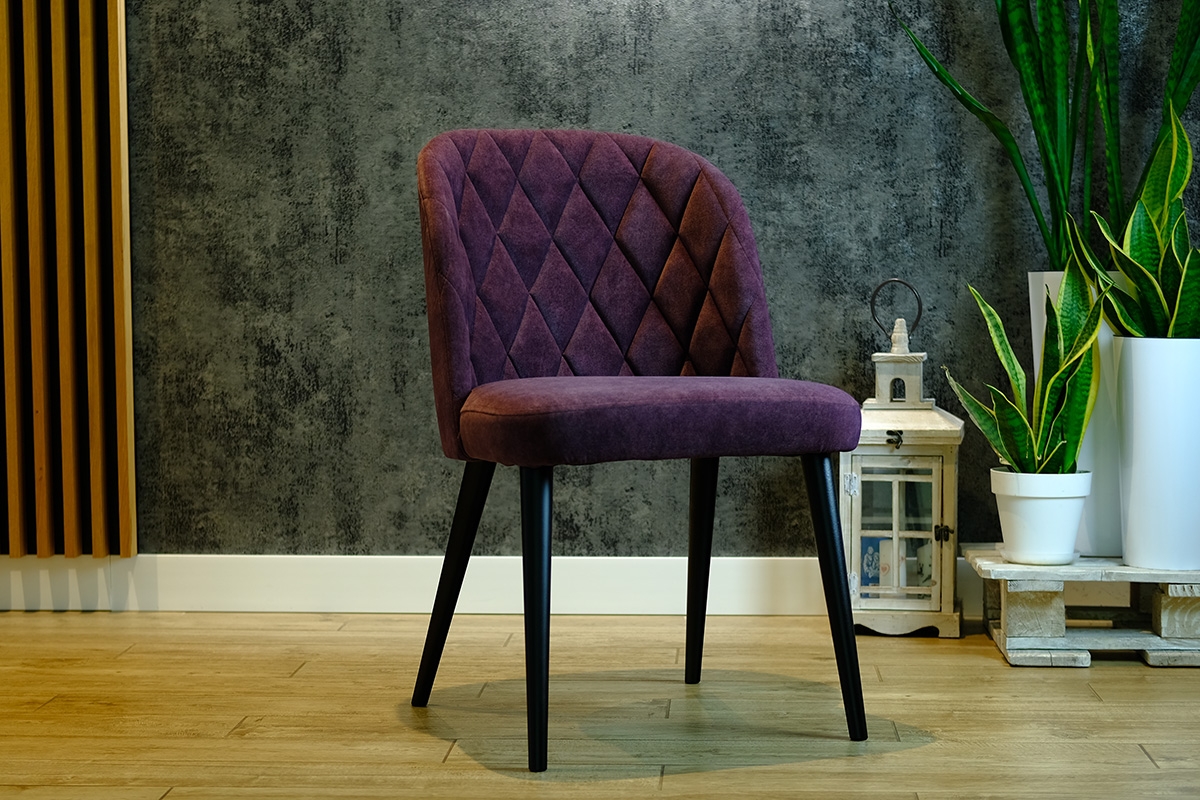 Krzesło drewniane Azarro z tapicerowanym siedziskiem tapicerowane krzesło na czarnych nogach
