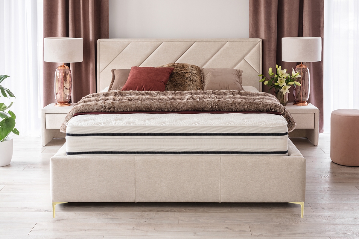Łóżko tapicerowane sypialniane z pojemnikiem Tiade - 140x200, nogi złote jasne łóżko tapicerowane z wysokim wezgłowiem z przeszyciami 