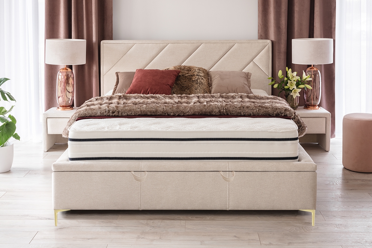 Łóżko sypialniane z tapicerowanym stelażem i pojemnikiem Tiade - 160x200, nogi złote łóżko tapicerowane z miękkim wezgłowiem z przeszyciami 