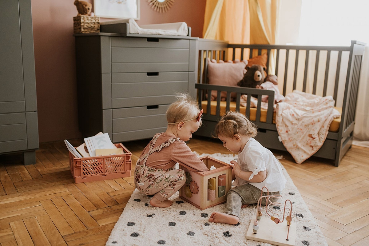 Drewniane łóżeczko dla niemowlaka z szufladą i barierką Iwo - grafit, 120x60 Drewniane łóżeczko dla niemowlaka z szufladą i barierką Iwo - grafit, 120x60