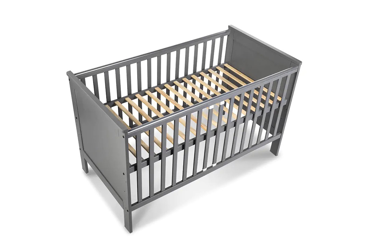 Drewniane łóżeczko dla niemowlaka z barierką Iwo - grafit, 140x70 szare łóżeczko z regulowana wysokością dna  