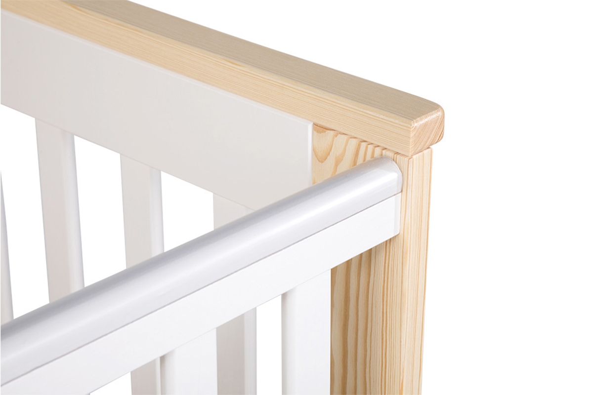 Drewniane łóżeczko dla niemowlaka z szufladą i barierką Iwo - biały/sosna, 120x60 łóżeczko niemowlęce z silikonowymi nakładkami ochronnymi 