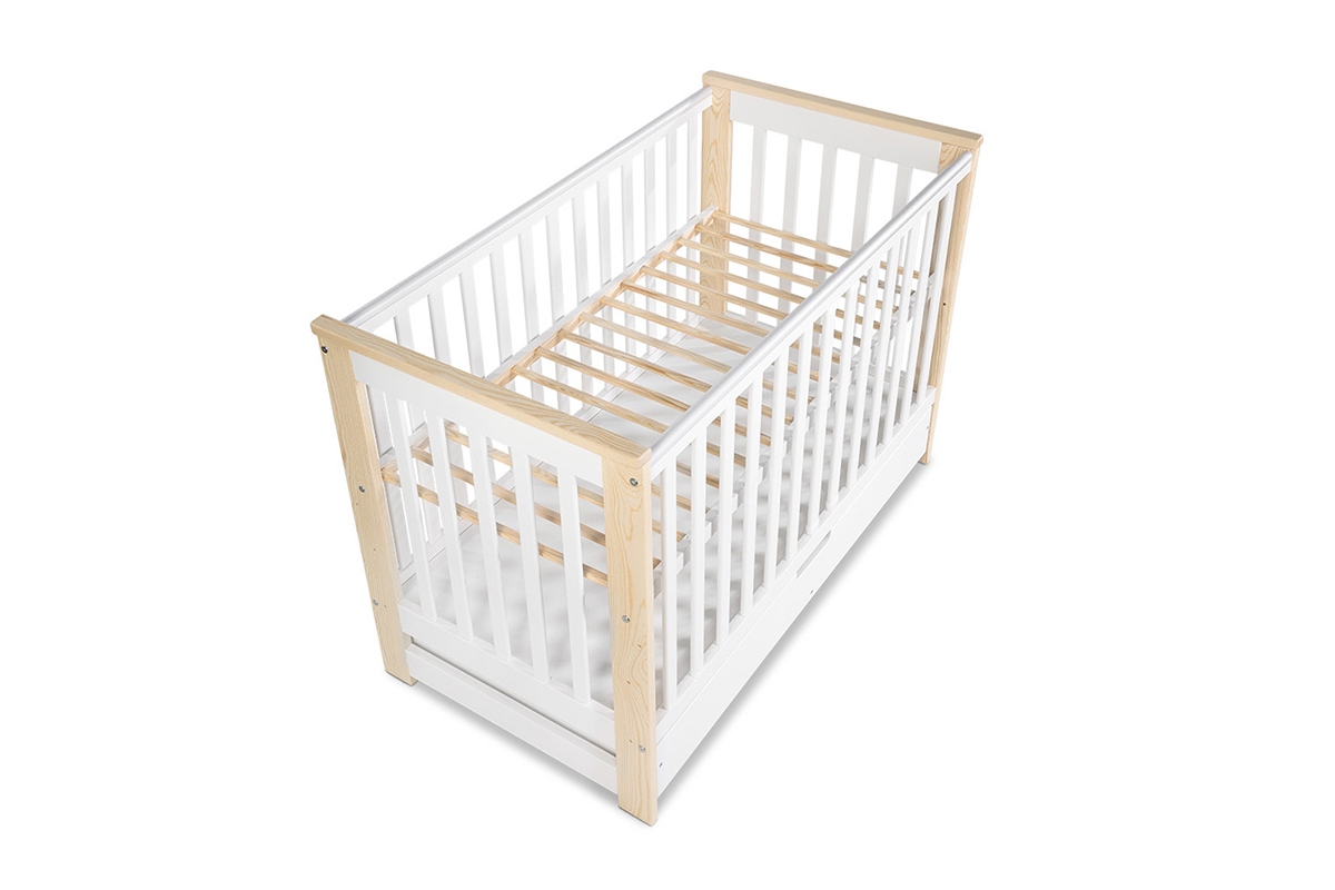 Drewniane łóżeczko dla niemowlaka z szufladą i barierką Iwo - biały/sosna, 120x60 biało - sosnowe łóżeczko niemowlęce od 1.dnia 