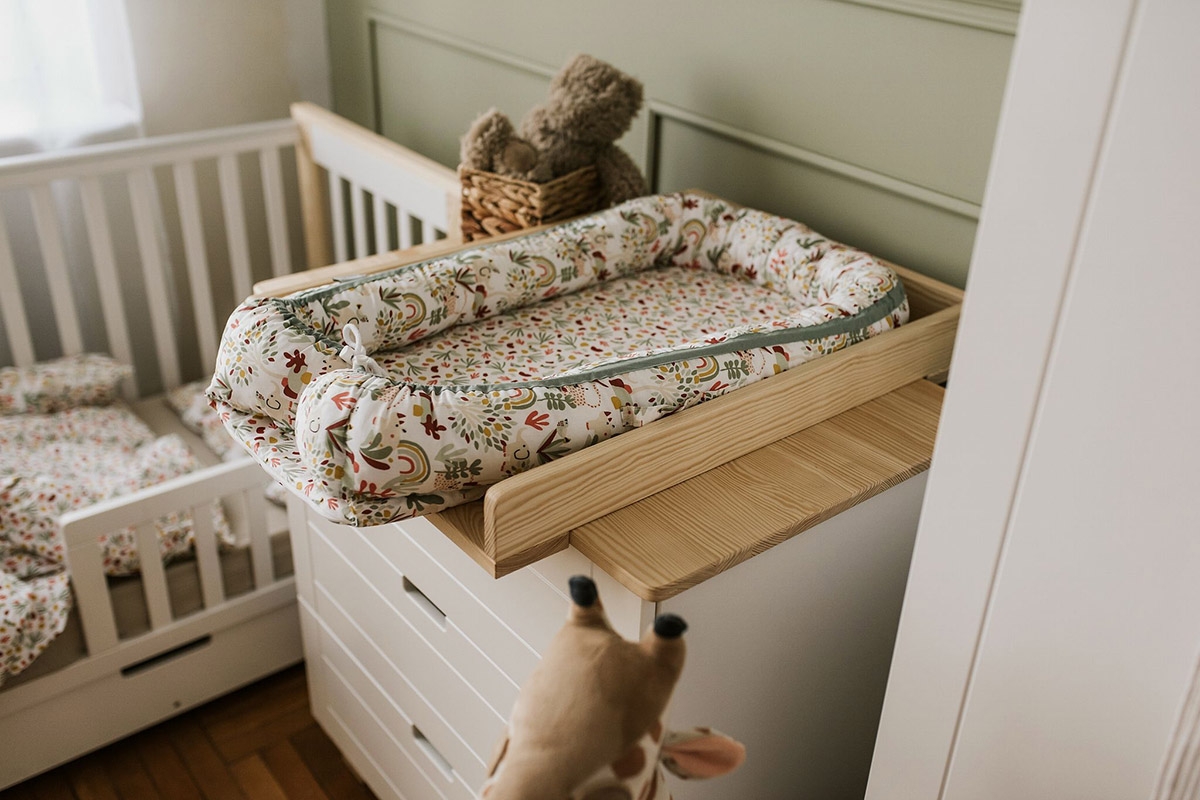 Drewniane łóżeczko dla niemowlaka z szufladą i barierką Iwo - biały/sosna, 120x60 łóżeczko z komodą z przewijakiem 