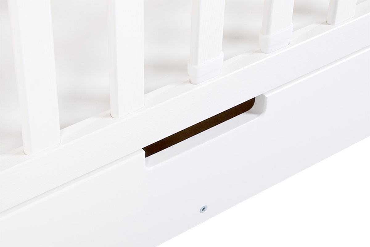 Drewniane łóżeczko dla niemowlaka z szufladą i barierką Iwo - biały, 120x60 białe łóżeczko z szufladą na zabawki 