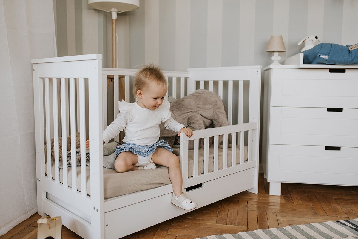 Drewniane łóżeczko dla niemowlaka z szufladą i barierką Iwo - biały, 120x60 białe łóżeczko niemowlęce 