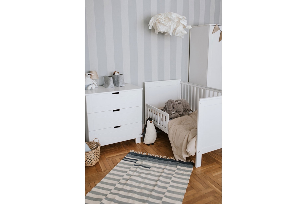 Drewniane łóżeczko dla niemowlaka z barierką Iwo - biały, 140x70 białe łóżeczko sosnowe 