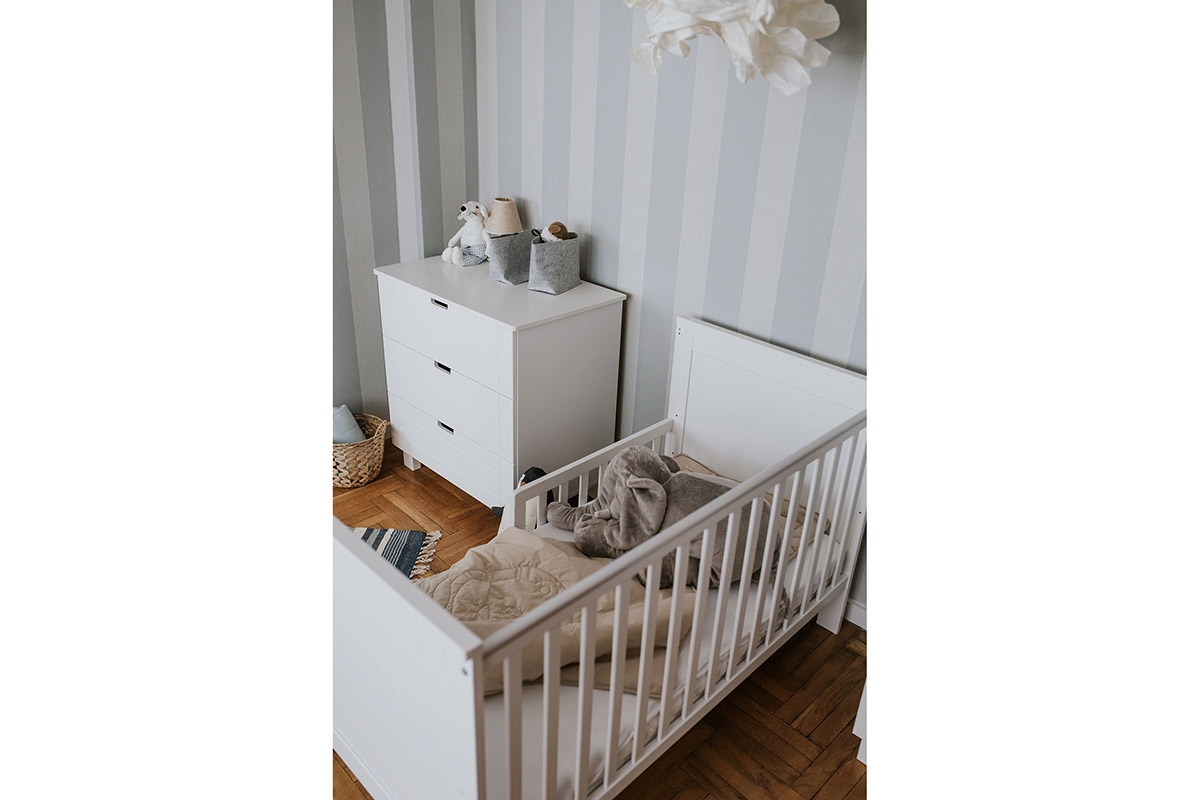 Drewniane łóżeczko dla niemowlaka z barierką Iwo - biały, 140x70 białe łóżeczko ze szczeblami 