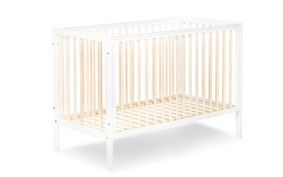 Drewniane łóżeczko dla niemowlaka z barierką Timi - biały/sosna, 120x60 łóżeczko z wyciąganymi szczeblami 