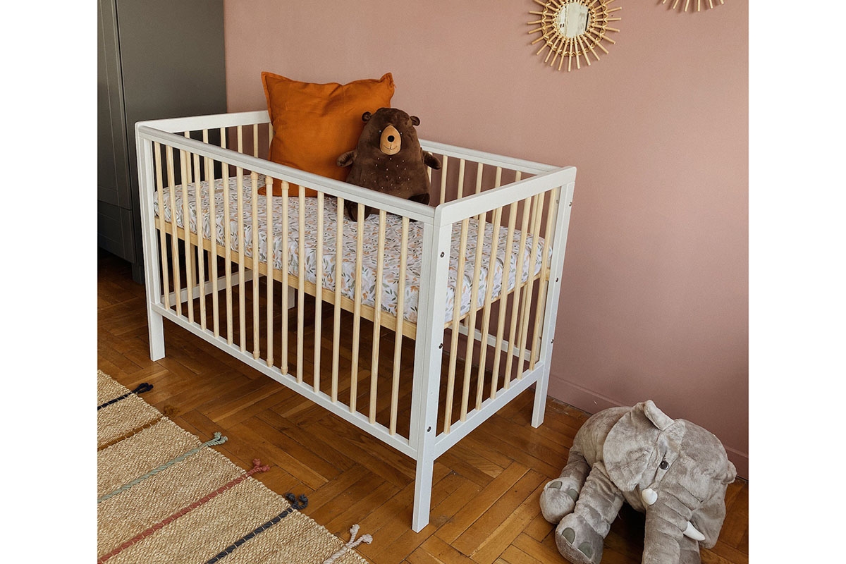 Drewniane łóżeczko dla niemowlaka z barierką Timi - biały/sosna, 120x60 drewniane łóżeczko niemowlęce  