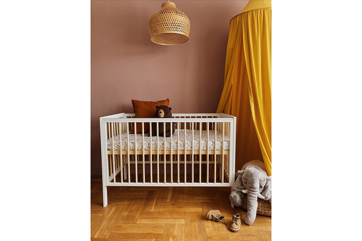 Drewniane łóżeczko dla niemowlaka z barierką Timi - biały/sosna, 120x60 łóżeczko z pokoju dziecięcym 