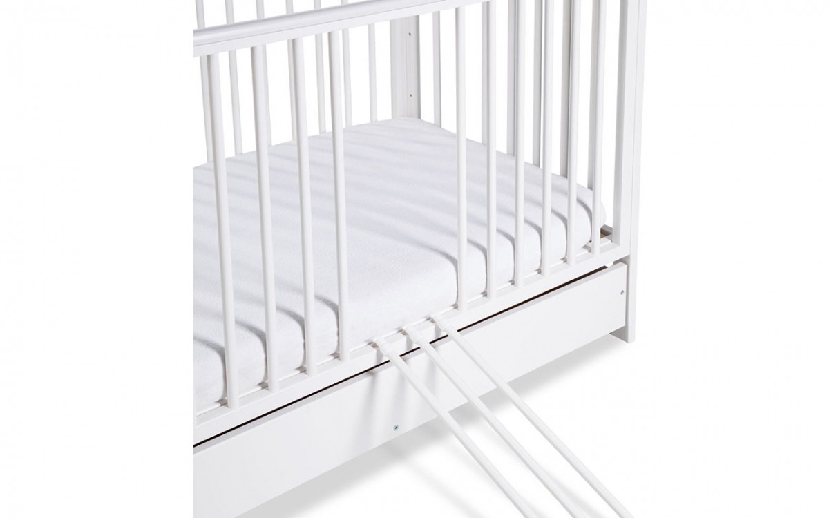 Drewniane łóżeczko dla niemowlaka z szufladą i barierką Timi - biały, 120x60 łóżeczko z wyjmowanymi szczeblami 