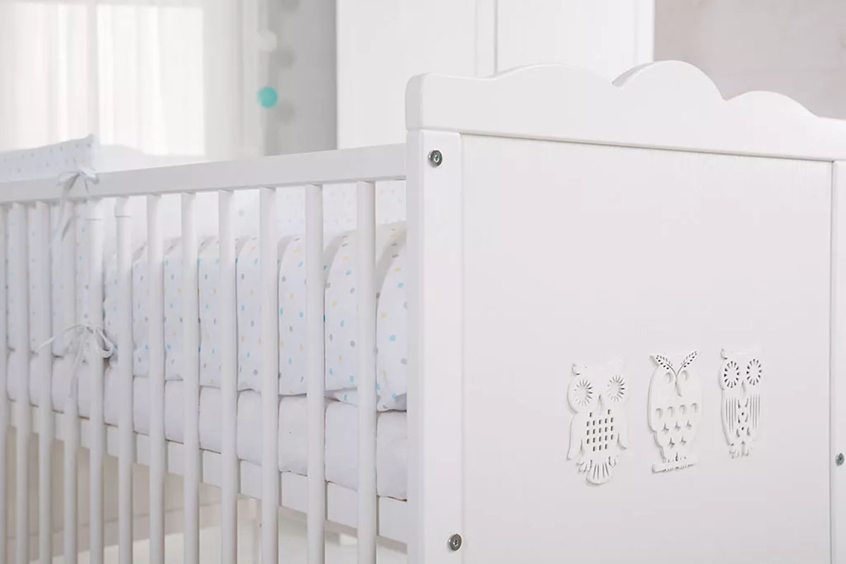 Drewniane łóżeczko dla niemowlaka z szufladą i barierką Marsell - biały, 140x70 łóżko z printem w sowy 